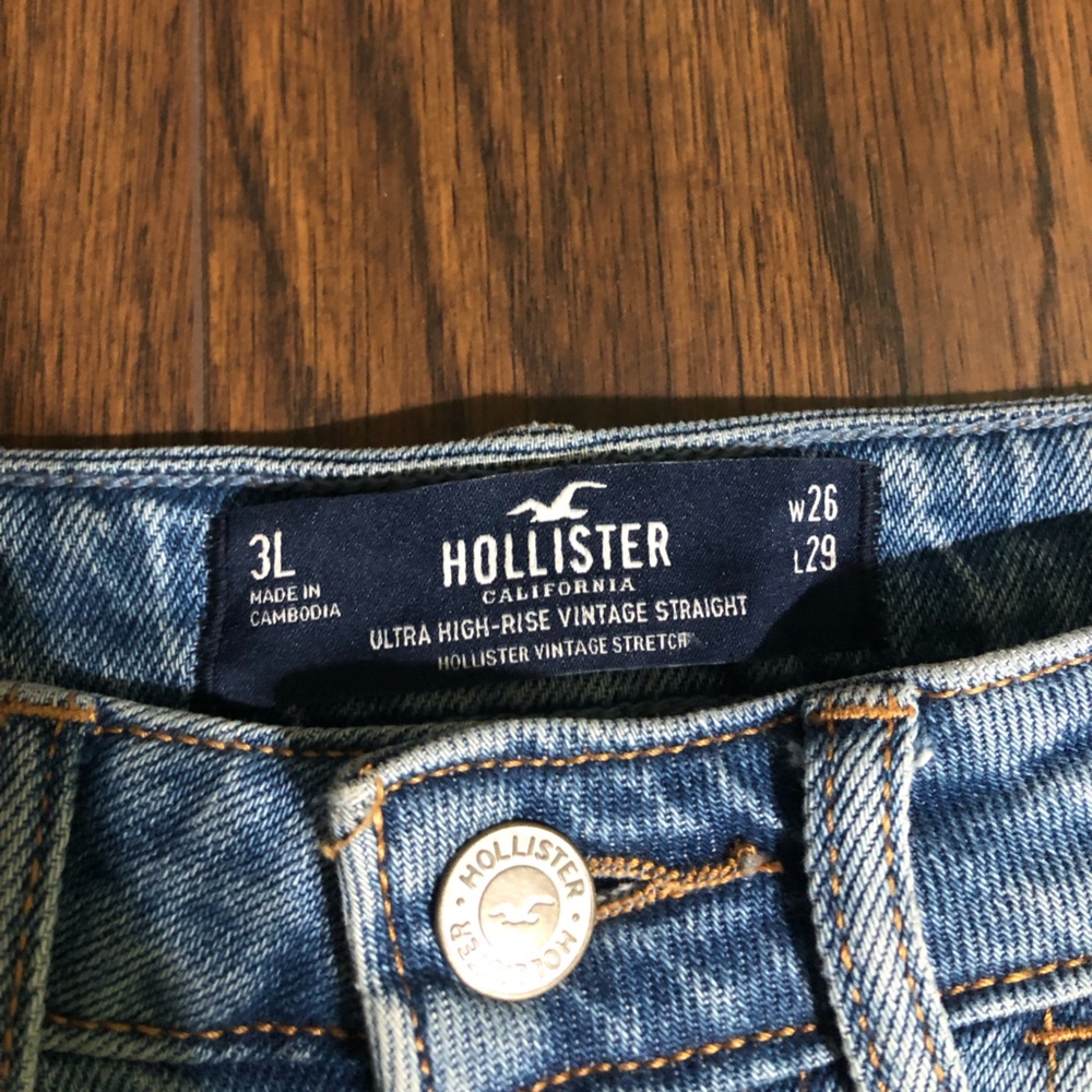 Hollister size 26 Ultra High Rise Vintage straight Distressed Medium Wash Jeans - Picture 3 of 6